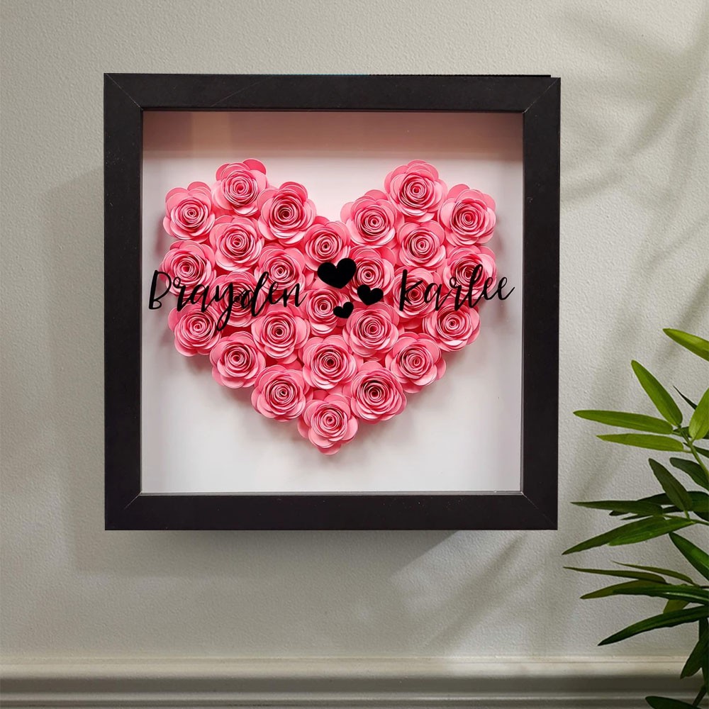 Scatola delle ombre a forma di cuore con nome personalizzato con rose